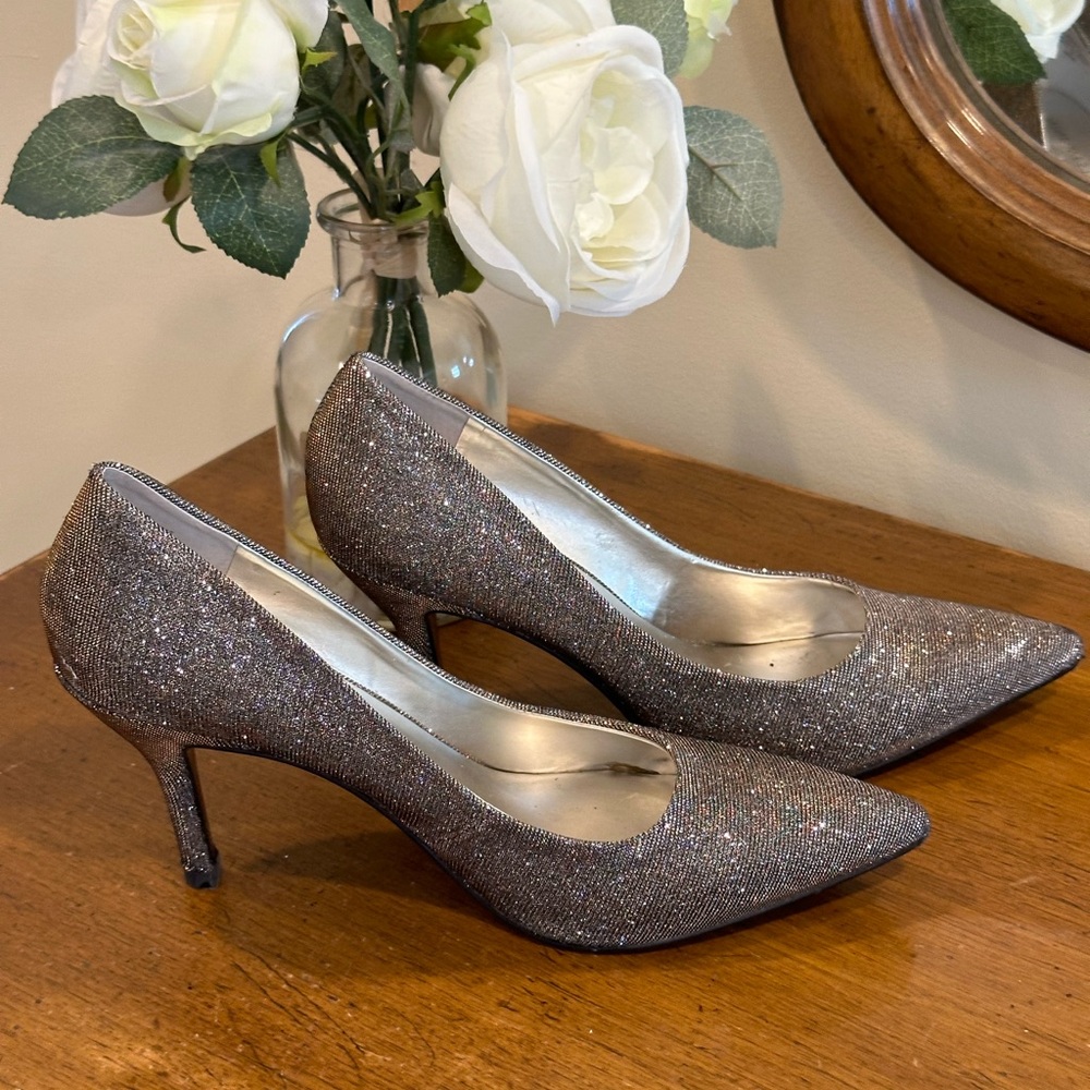 Gorgeous silver metallic pumps